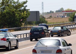 Los vehículos implicados en el accidente junto a la mediana de la A-62 / Javier Hernando