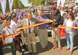 El presidente de la Diputación, José María Hernández, corta en La Olmeda la cinta que iniciaba la etapa de hoy de la Vuelta Ciclista a España / Merche de la Fuente