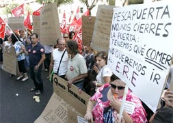 Los trabajadores de Elmar se concentran ante la Oficina Territorial de Trabajo. /Carlos S. Campillo