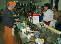 18 hosteleros participan en el primer concurso de pinchos organizado por AHI