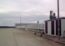 Calle del polígono industrial Los Salvegueros donde ha sido robado el cable de cobre del alumbrado público./ C. CATALINA