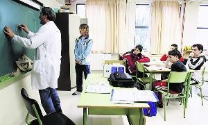 El libro de texto y la pizarra siguen siendo la principal herramienta docente