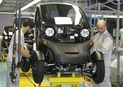 Cadena de fabricación del Twizy en la factoría de Montaje de Valladolid. / R. Gómez.