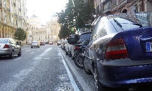 Coches aparcados en Miguel Íscar. /ANTONIO QUINTERO