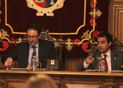 El concejal de Servicios Sociales, Miguel Ángel de la Fuente, defiende en el pleno el reglamento del Espacio Joven. / J. Ruiz