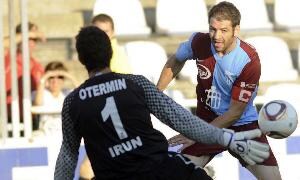 Mariano intenta superar al portero del Real Unión durante el partido de la primera vuelta. / Javier Segovia