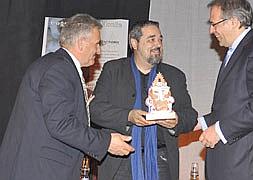 Carlos Aganzo, con el premio / Fran Jiménez