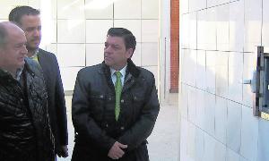 Luis Minguela, el concejal Enrique Fernández y Luis Miguel González, durante la visita. / J. Nieto