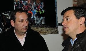 Juan Pablo Pascual, izquierda, en la inauguración de la exposición 'Un año en imágenes 2010' de El Norte de Castilla en Segovia. / el Norte