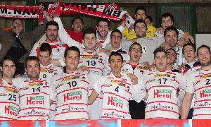 La plantilla del Viveros Herol BM Nava celebra la clasificación para la fase de ascenso. / El Norte