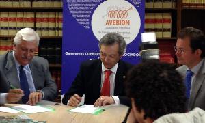 Francisco Jorge (derecha) en la firma entre Remufor y Aveibom. / El Norte