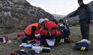 El equipo de rescate atiende al herido, en la falda del Espigüete. / EL NORTE