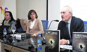 Pablo García Colmenares, a la derecha, en la presentación del libro. / J. Ruiz