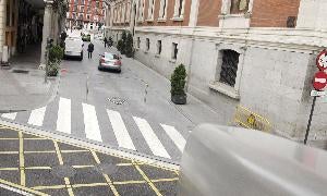 El Ayuntamiento estudia acercar a Cebadería el semáforo del bolardo de la Plaza Mayor para que se vea mejor