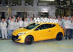 Los trabajadores de Renault en Villamuriel de Cerrato posan junto al vehículo 14 millones / ICAL