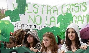 Cerca de un millar de personas salen a la calle para defender la escuela pública