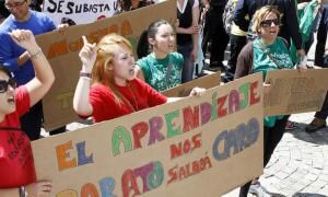 Varias manifestantes protestan este martes en la Plaza Mayor de Palencia. / E. Camina