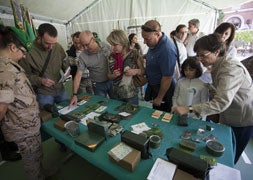 Los visitantes observan los distintos envases de comida en la Academia de Caballería. / Pablo Requejo-Photogenic