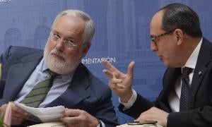 Arias Cañete, izquierda, conversa con Paolo de Castro, durante la reunión celebrada ayer en Madrid. / infonews