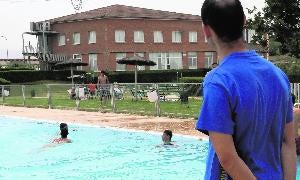 Un socorrista vigila en la piscina municipal de Segovia. / Antonio Tanarro