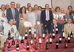 Foto de familia con todos los bodegueros ganadores y la secretaria general de Agricultura, Isabel García Tejerina. /Fran Jiménez