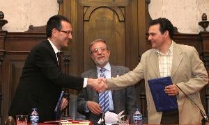 Sanz, a la izqueirda, con el rector y su predecesor en el cargo. C. Barrena