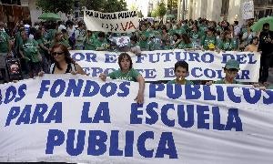 Protesta en Duque de la Victoria ante la Delegación Territorial de la Junta. / N. Gallego-Efe