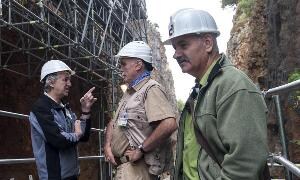 Arsuaga, Carbonell y Bermúdez de Castro, en la zona de excavaciones. / R. Ordoñez