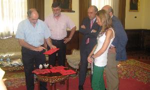 Un particular dona a la Diputación una colección de monedas y objetos romanas