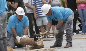 Los mineros realizan una galería en madera. / Merche de la Fuente