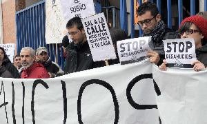 Protesta del 15-M para paralizar un desahucio. / Ricardo Otazo