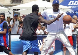 Derrick Williams dribla a otros jugador en el Tour NBA BBVA / A. Quintero