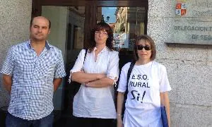 La alcaldesa de Vallelado, Rebeca Cobos, (en el centro), junto a los representantes del AMPA. / N. S.