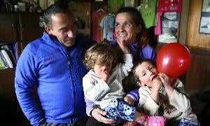 Julián y Nuria, junto a sus dos hijos. / Eduardo Margareto-ICAL