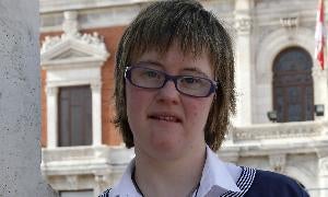 Ángela Bachiller posa en la Plaza Mayor de Valladolid. / A. QUINTERO