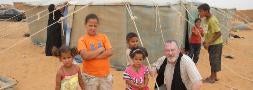 Jesús Merino posa con un grupo niños saharauis ante una de las jaimas en uno de los campos de refugiados de Tinduf, en Argelia. / El Norte