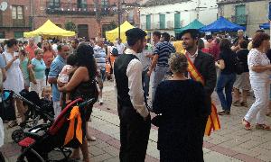 Los asistentes este sábado a la feria de Navalmanzano llenaron la localidad segoviana. / El Norte