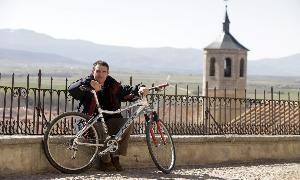 Ángel Arroyo posa con su bicicleta en Ávila. / Jonathan Martín