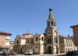 Iglesia parroquial neorrománica de Nuestra Señora del Carmen de Alar del Rey./ El Norte