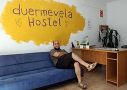 Guillermo Arribas, en el sofá situado a la entrada del hostel. /Rosa Blanco