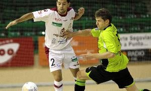 David regatea a un jugador del Fisiomedia Manacor. / Antonio Tanarro
