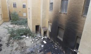Muros quemados y acumulación de basuras en el patio interior del Colegio. / J. Ruiz