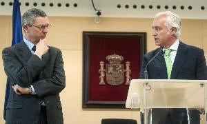 Gallardón escucha al presidente del TSJ de Castilla y León, José Luis Concepción, durante el acto inaugural del Palacio de Justicia de Burgos. /Ical