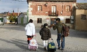 Imagen de archivo de alumnos que acuden a una escuela rural y reciben clases de maestros itinerantes. / G. V.
