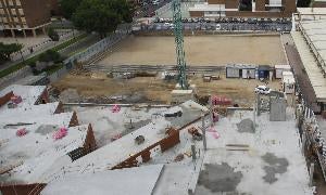 Las obras de ampliación de las aulas y el aparcamiento de Maristas tomadas desde el edificio de viviendas situado justo detrás en la calle Antonio Royo Villanova. / G. Villamil