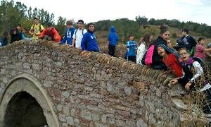 Varios alumnos a su paso por un puente del río Torío. EL NORTE
