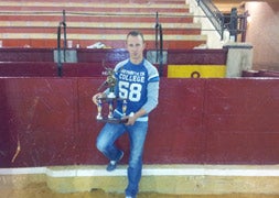 Alejandro García posa con el trofeo tras el concurso en Zaragoza / El Norte