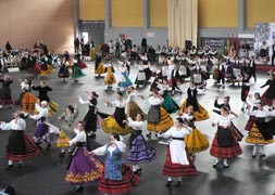 Integrantes de varios grupos de danzas de la provincia, durante el encuentro provincial celebrado en La Cistérniga. / J. Fernández