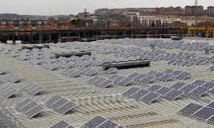PLacas fotovoltaicas en las cubiertas de Auvasa. / A. QUINTERO