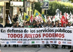 Los empleados públicos de la provincia de León se manifiestan en contra de los recortes / Ical